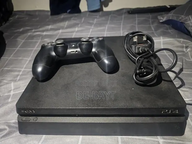 Playstation 4 Slim · Photo 1