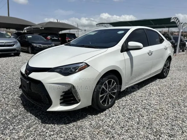 Toyota Corolla XLE (1.8L 4cyl 2A) 2018 White · Photo 1