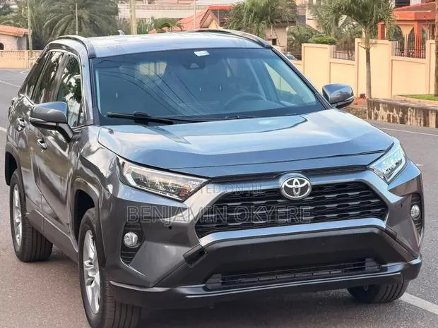 Toyota RAV4 2021 Gray · Photo 1