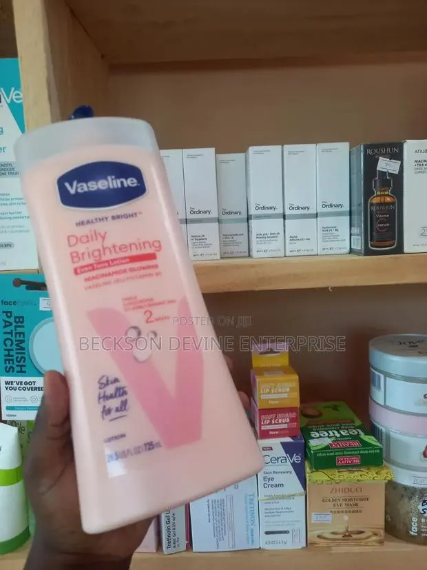 Vaseline Daily Brightening Even Tone Lotion Oil · Photo 1