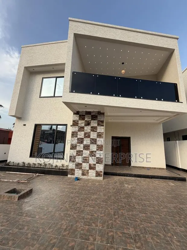 5bdrm Townhouse / Terrace in Santasi, Kumasi Metropolitan for rent · Photo 1