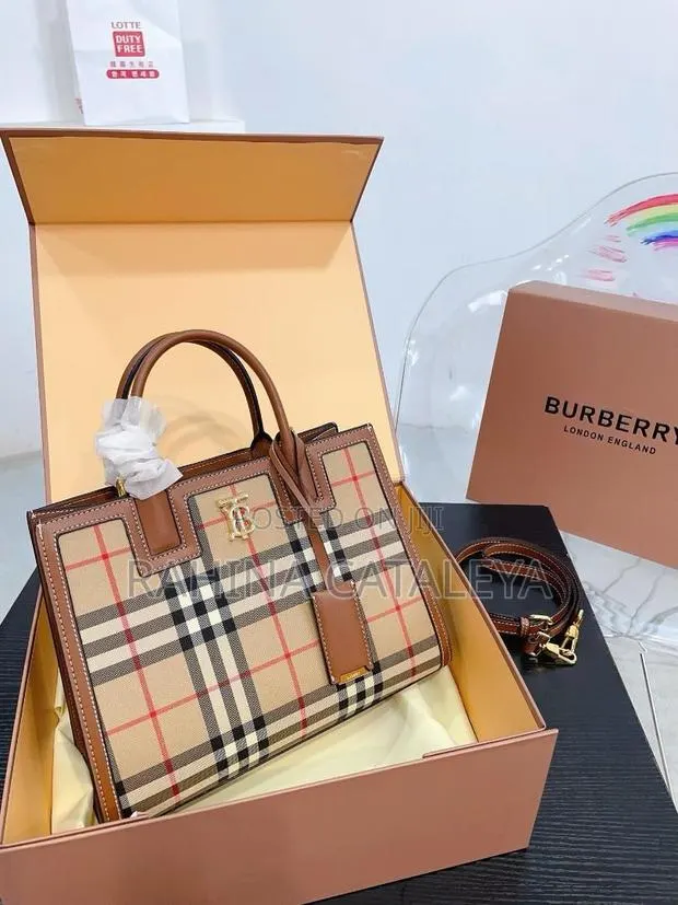 High Quality Burberry Bag · Photo 1