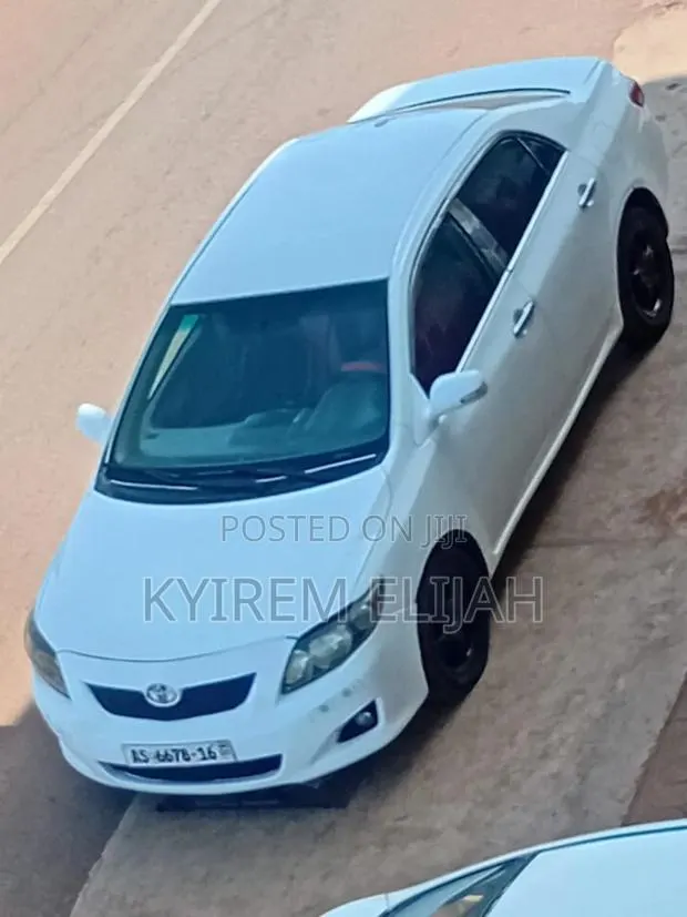 Toyota Corolla Base 4dr Sedan (1.8L 4cyl 5M) 2010 White · Photo 1