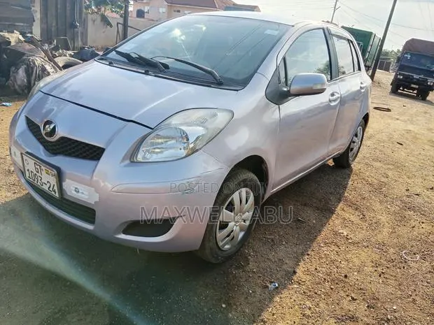 Toyota Vitz 2010 Silver · Photo 1