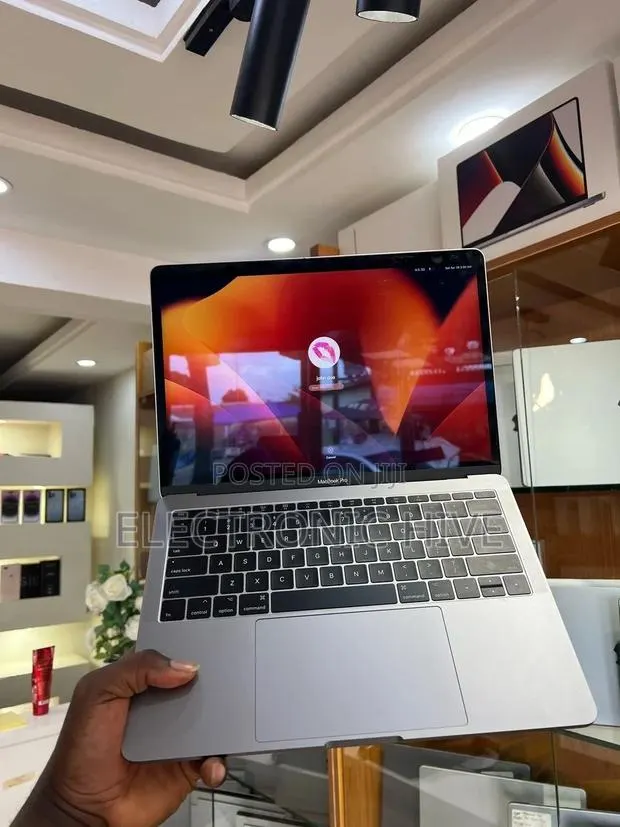 Laptop Apple MacBook Pro 2017 8GB Intel Core I5 SSD 512GB · Photo 1