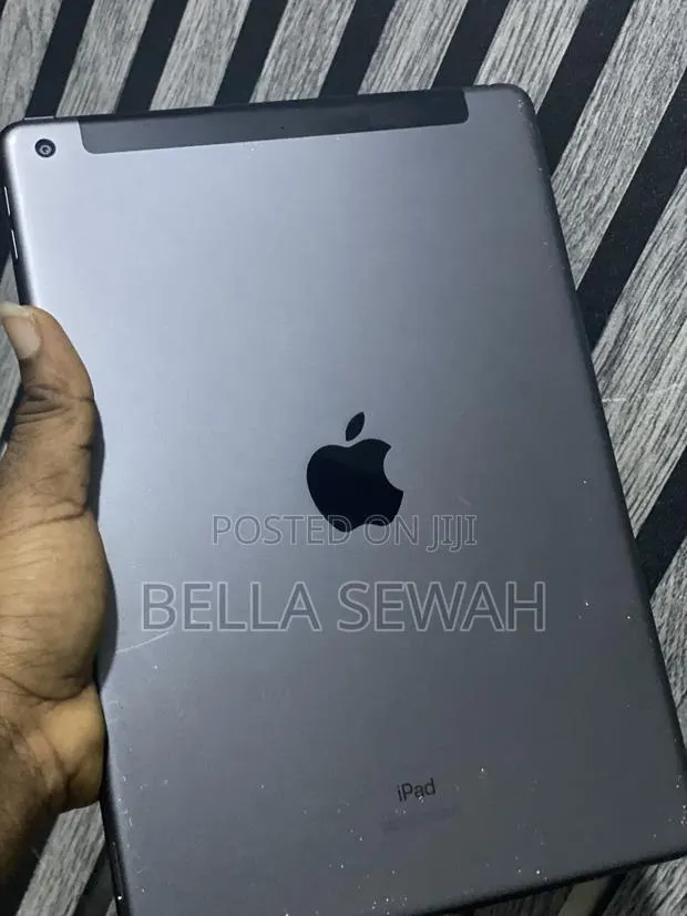 Apple iPad 10.2 (2019) 32 GB Gray · Photo 1