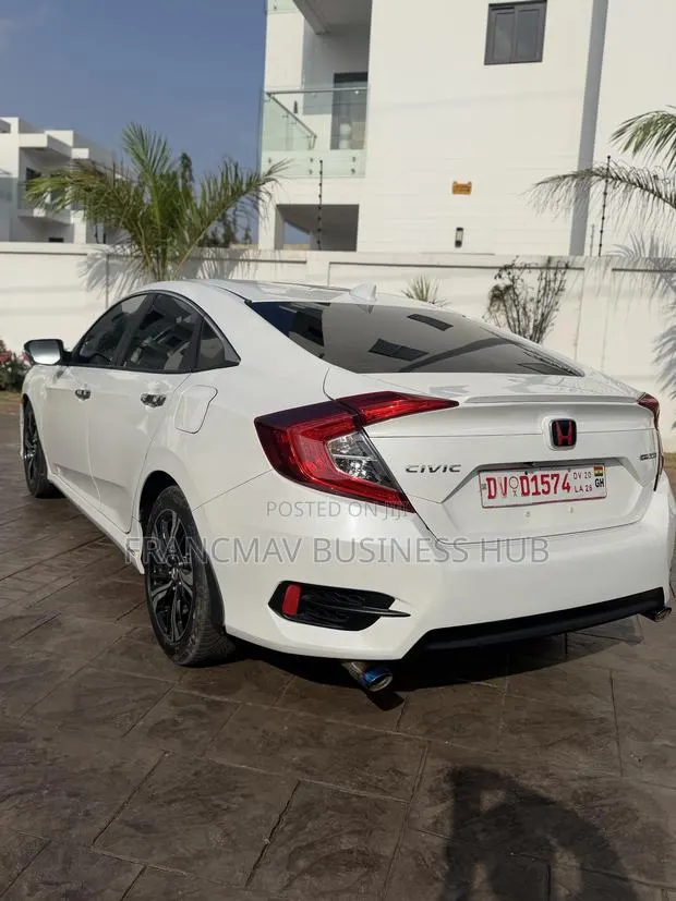 Honda Civic Touring 4dr Sedan (1.5L 4cyl) 2017 White · Photo 1