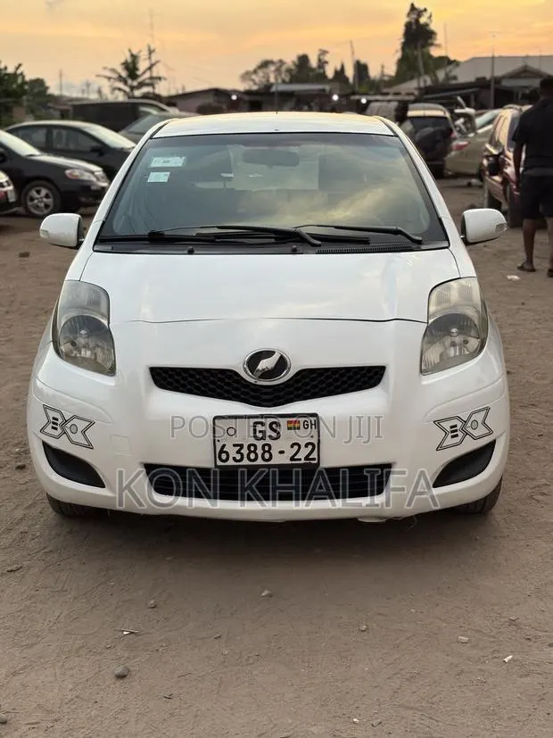 Toyota Vitz 1.3 FWD 3dr 2010 White · Photo 1