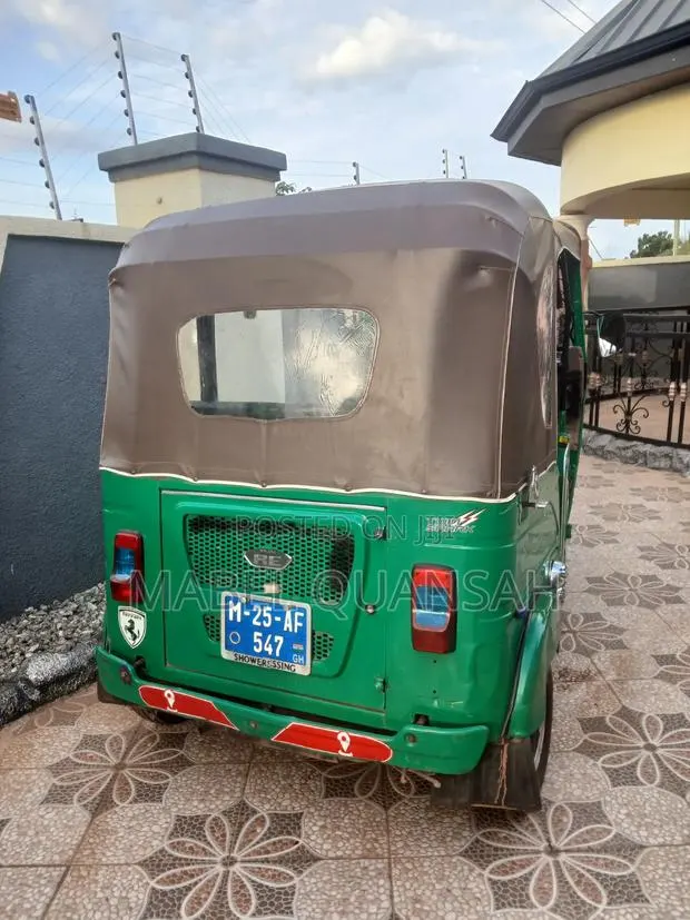 Bajaj RE 2025 Green · Photo 1