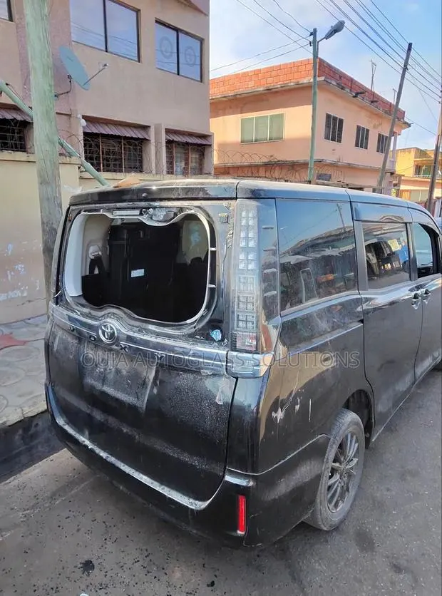 2014 Toyota Voxy Heated Back Tailgate Window Back Glass Available · Photo 1
