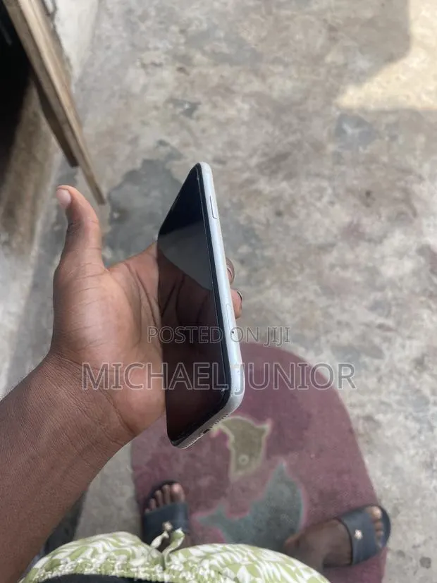 Apple iPhone XR 64 GB White · Photo 1