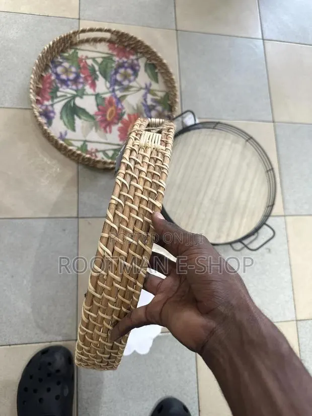 Weaving Tray With Vibrant Floral Pattern Printed On A Flat Base · Photo 1