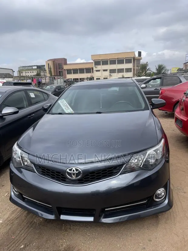 Toyota Camry SE 4dr Sedan (2.5L 4cyl 6A) 2014 Gray · Photo 1