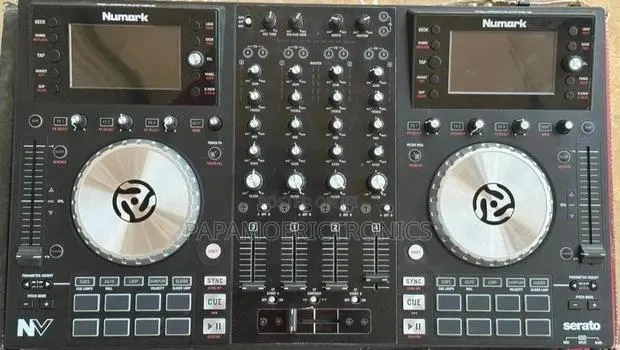 Numark Nv 4-Channel Dual-Display Serato Dj Controller · Photo 1