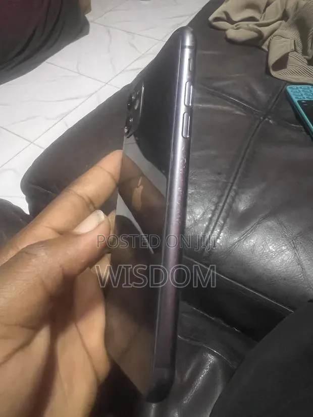 Apple iPhone 11 64 GB Black · Photo 1