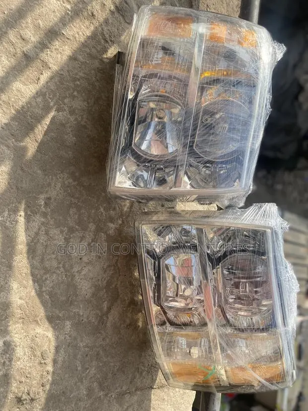 Chevrolet Silverado 2008 Headlight Pair · Photo 1