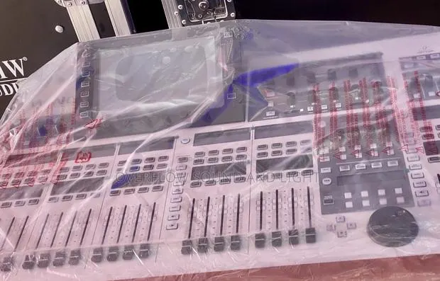 Behringer Wing 48 Channels Digital Mixer · Photo 1