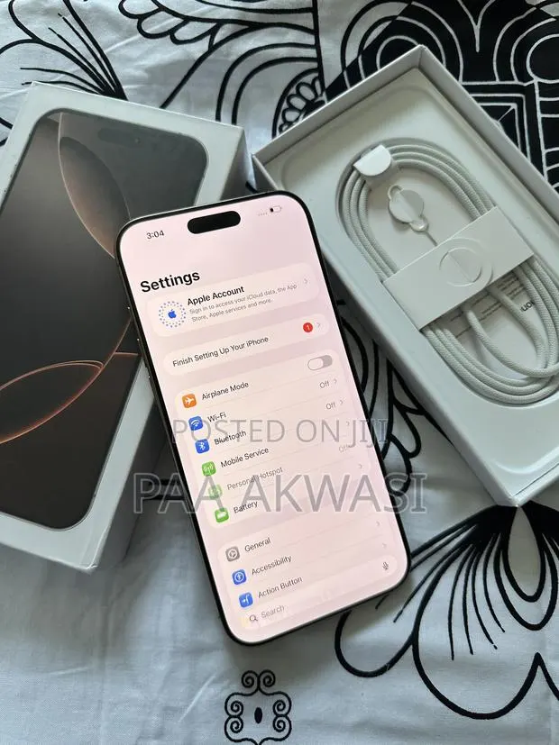 Apple iPhone 16 Pro Max 256 GB Gold · Photo 1
