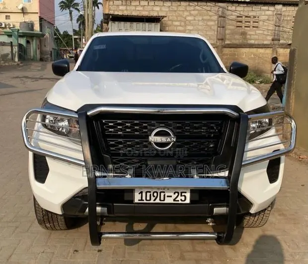 Nissan Navara 2024 White · Photo 1