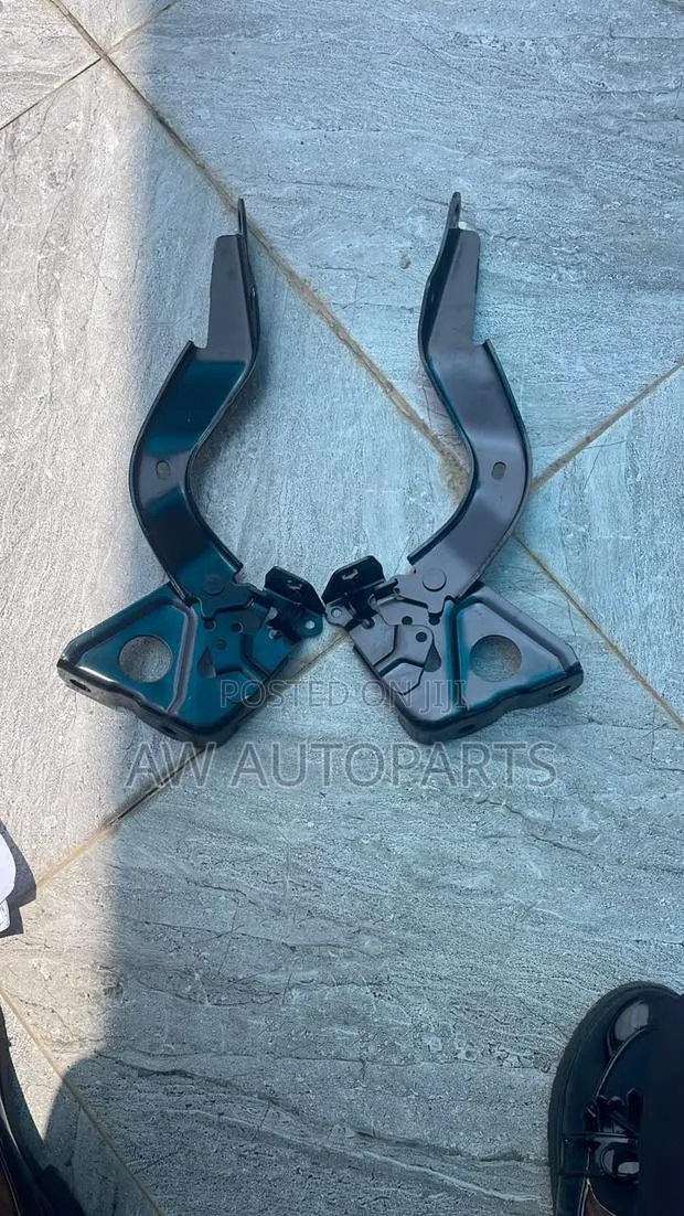 Toyota Highlander 2020 Hood Hinge · Photo 1