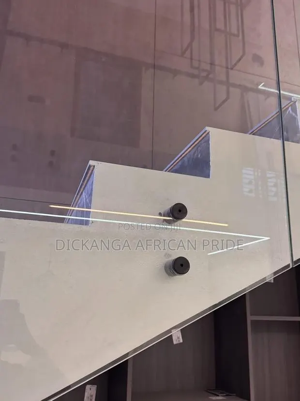 Modern Luxury Glass Staircase · Photo 1