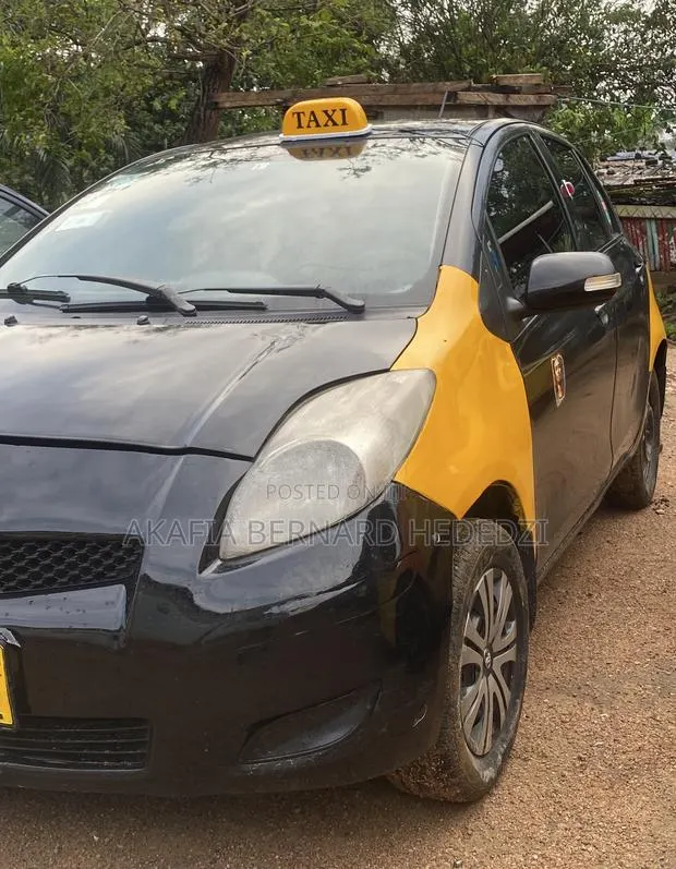 Toyota Vitz 2010 Black · Photo 1