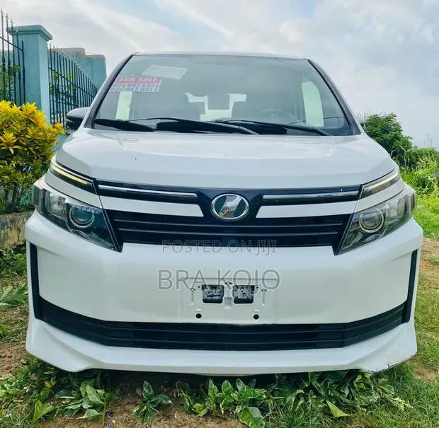 Toyota Voxy X 4WD 7-Seater 2015 Pearl · Photo 1