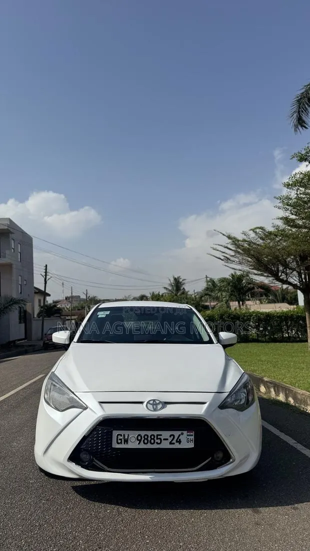 Toyota Yaris L Sedan 4dr 2019 White · Photo 1