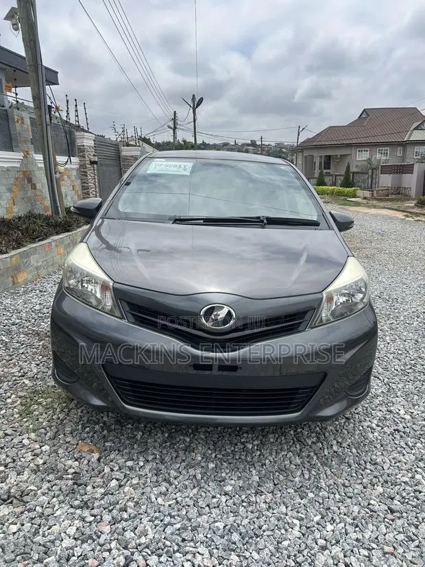 Toyota Vitz 2013 Gray · Photo 1