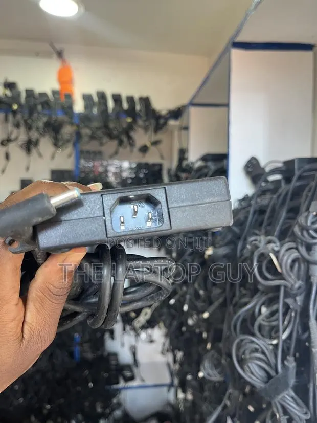 The Original HP 200 Watts Charger · Photo 1