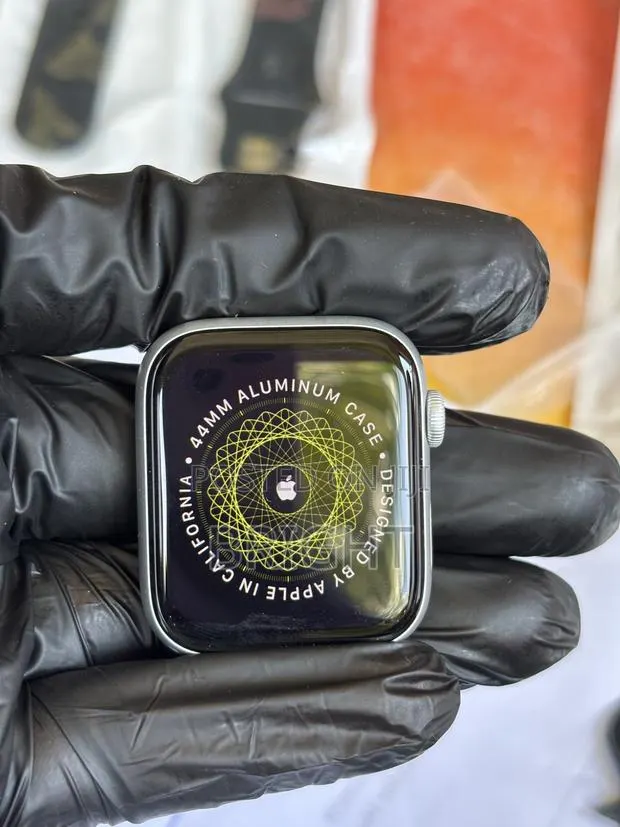 New Apple Watch Series 5 44mm · Photo 1