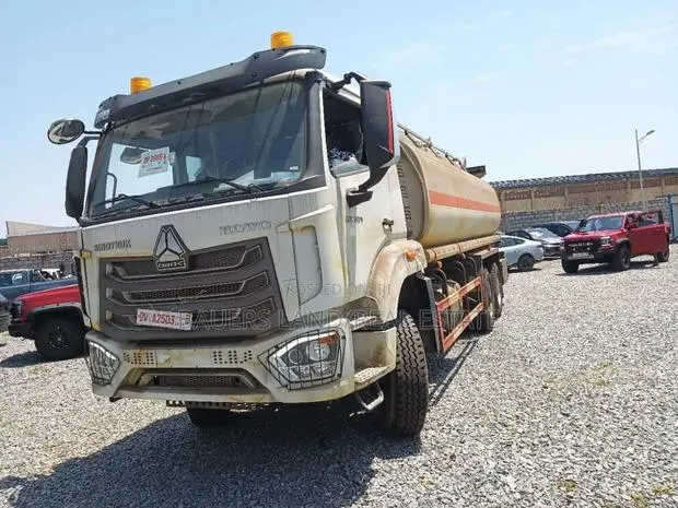 Sinotruk HOWO NX 6x4/8×4 Fuel/Oil Tanker Truck · Photo 1