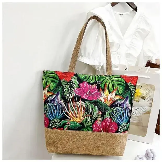 Zipped Tote Bag · Photo 1