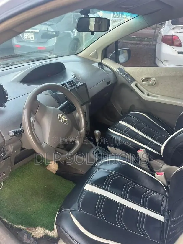 Toyota Vitz 1.3 FWD 5dr 2010 Silver · Photo 5