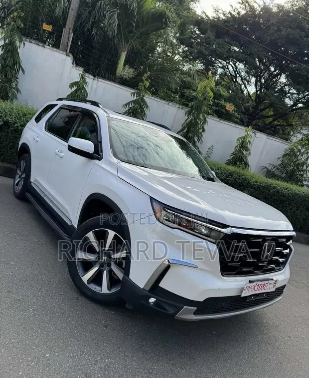 Honda Pilot Touring AWD 2025 White · Photo 1
