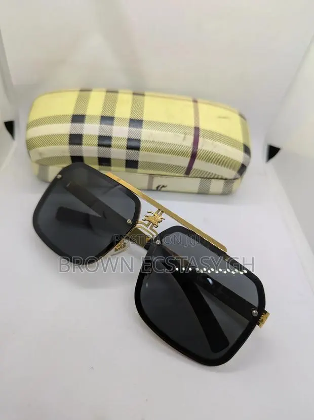 Square Burberry Sunglasses · Photo 1