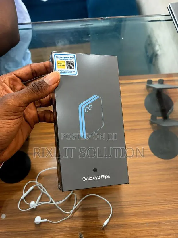 New Samsung Galaxy Z Flip6 256 GB Blue · Photo 1