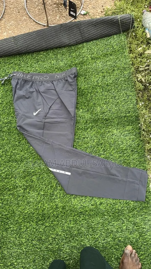 Gray Nike Tracksuit · Photo 1
