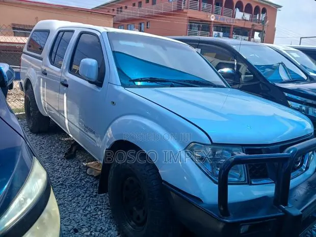 Nissan Navara 2010 White · Photo 1