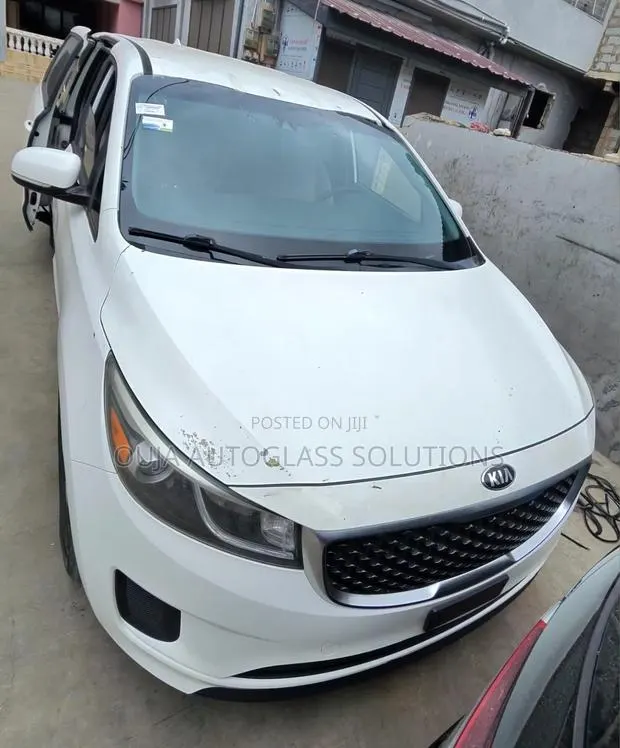 2018 Kia Sedona Windscreen Available · Photo 1