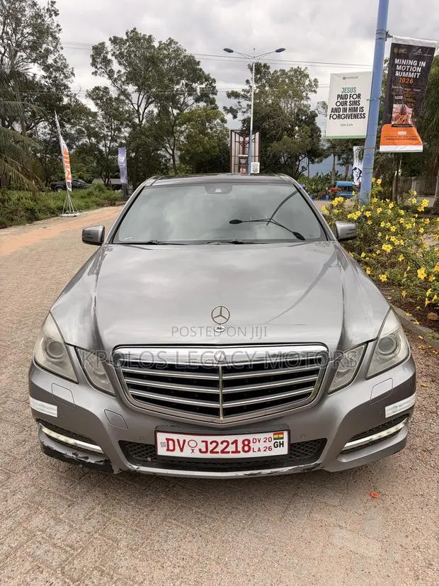 Mercedes-Benz E350 Base 4Matic Sedan AWD (3.5L 6cyl 7A) 2011 Gray · Photo 1