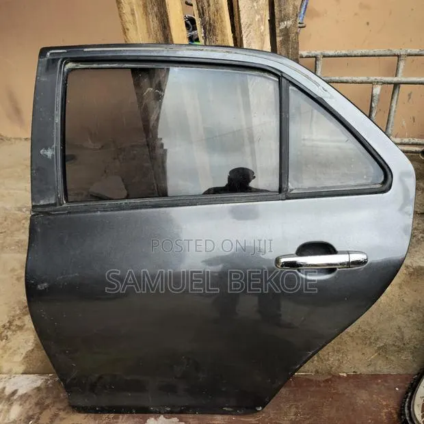 Manual Car Door for Toyota Yaris S · Photo 1
