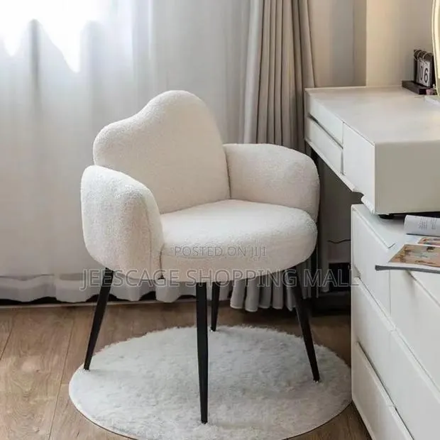 Cloud Back Boucle Accent Chair · Photo 1