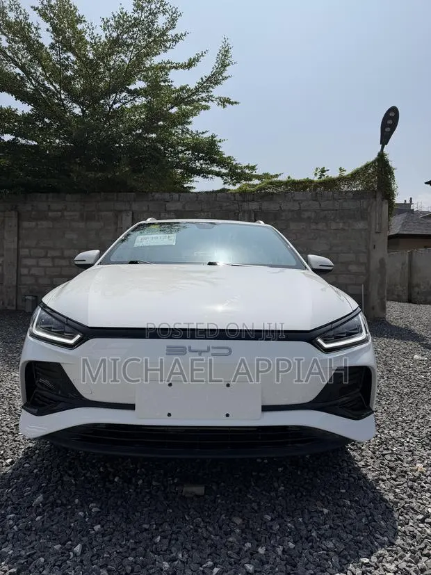 New BYD E2 43 kWh 94 hp FWD 2024 White · Photo 1