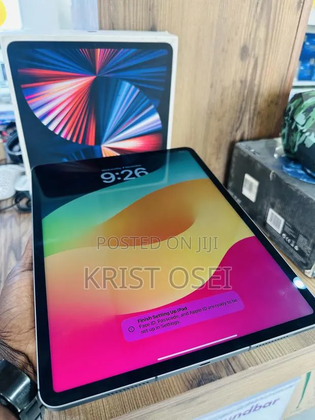 Apple iPad Pro 12.9 (2020) 256 GB Gray · Photo 1