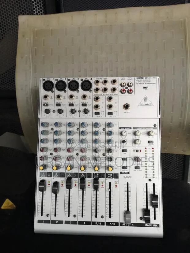 Behringer Eurorack UB1204-PRO Audio Mixing Console. · Photo 1