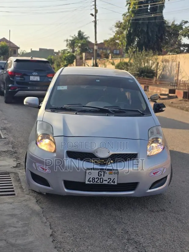 Toyota Vitz 1.3 FWD 3dr 2010 Silver · Photo 1