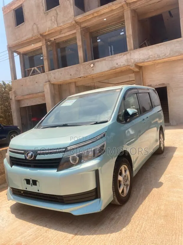 2014 Toyota Voxy 2.0L · Photo 1