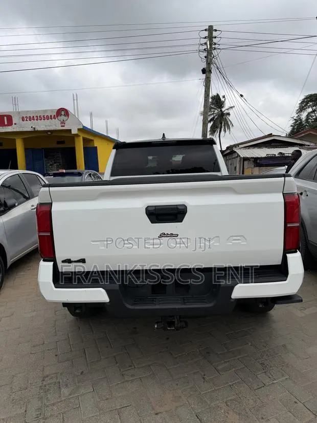 Toyota Tacoma 2024 White · Photo 1
