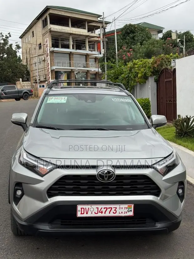 Toyota RAV4 XLE Premium 2025 Silver · Photo 1